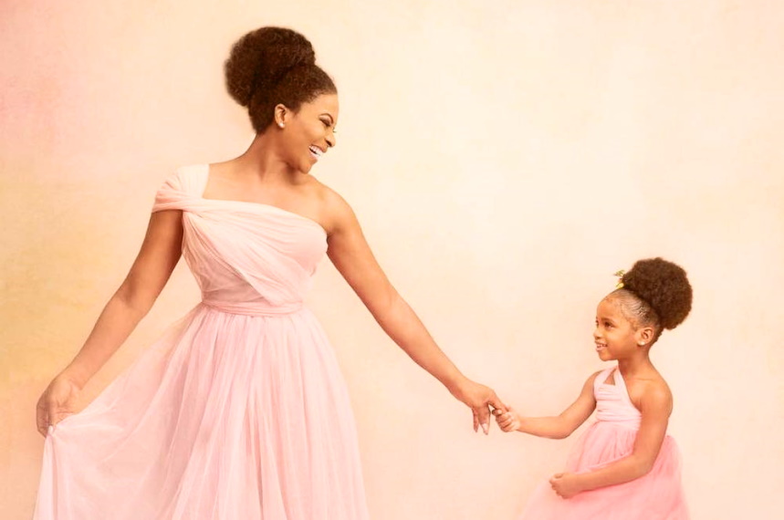 660+ Mother Braid The Hair Of Her Daughter Stock Photos, Pictures &  Royalty-Free Images - iStock