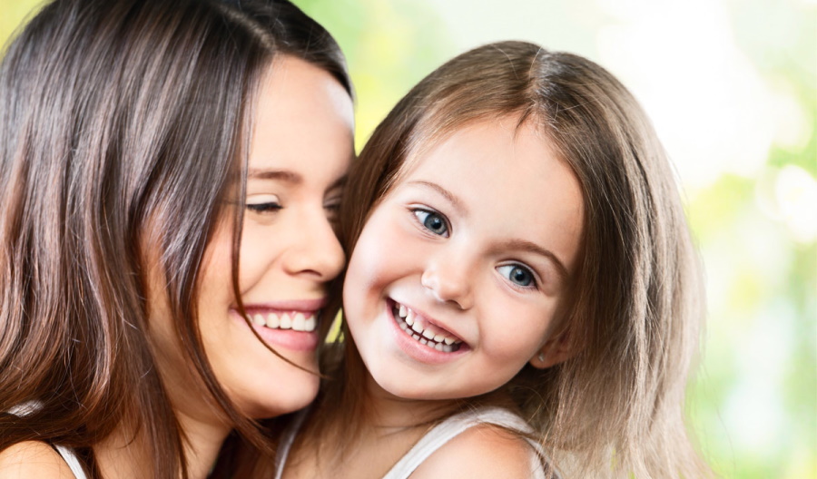 This Mother-Daughter Matching Hair Is The Sweetest Thing You'll See Today |  White streak in hair, Natural white hair, Hair streaks